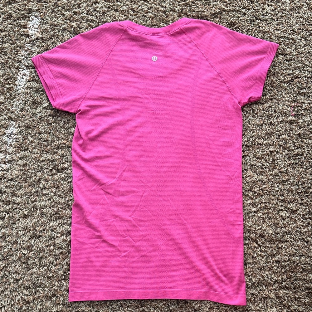 lululemon athletica Vibrant Pink woman’s swiftly tech shirt - Picture 3 of 4